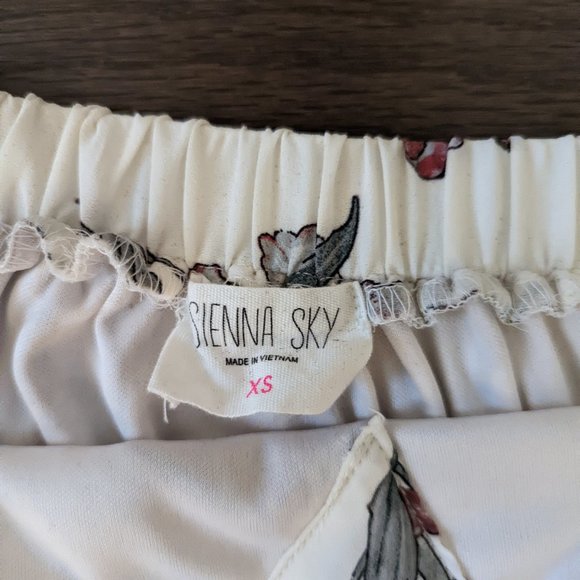 3/4 length white romper with flowers - Picture 6 of 7